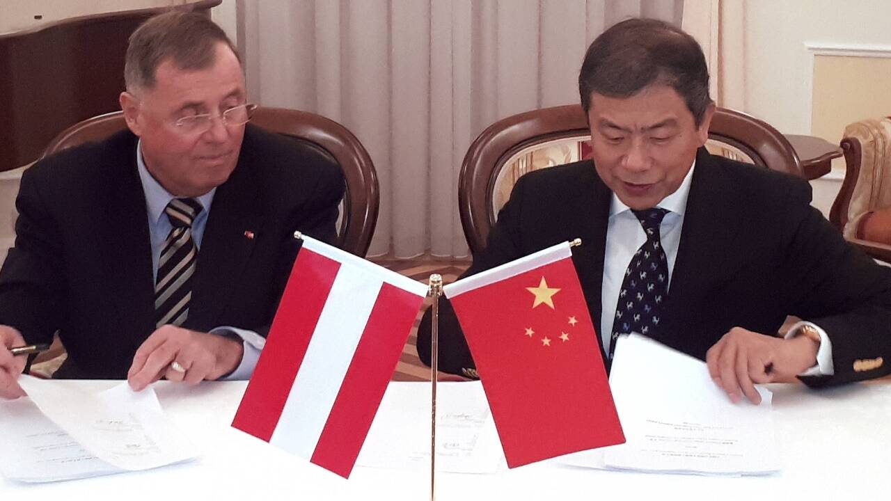 Hubert Palfinger und IMC-Chef Chen Yong bei der Unterzeichnung des Joint-Ventures in Wien.  