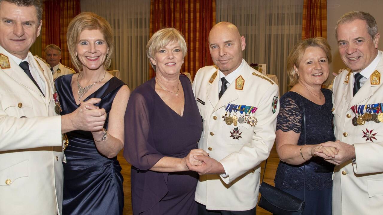 Generalleutnant Franz Reißner mit Gattin Sylvia, Helene und Andton Waldner. Johann und Gertrude Luif 