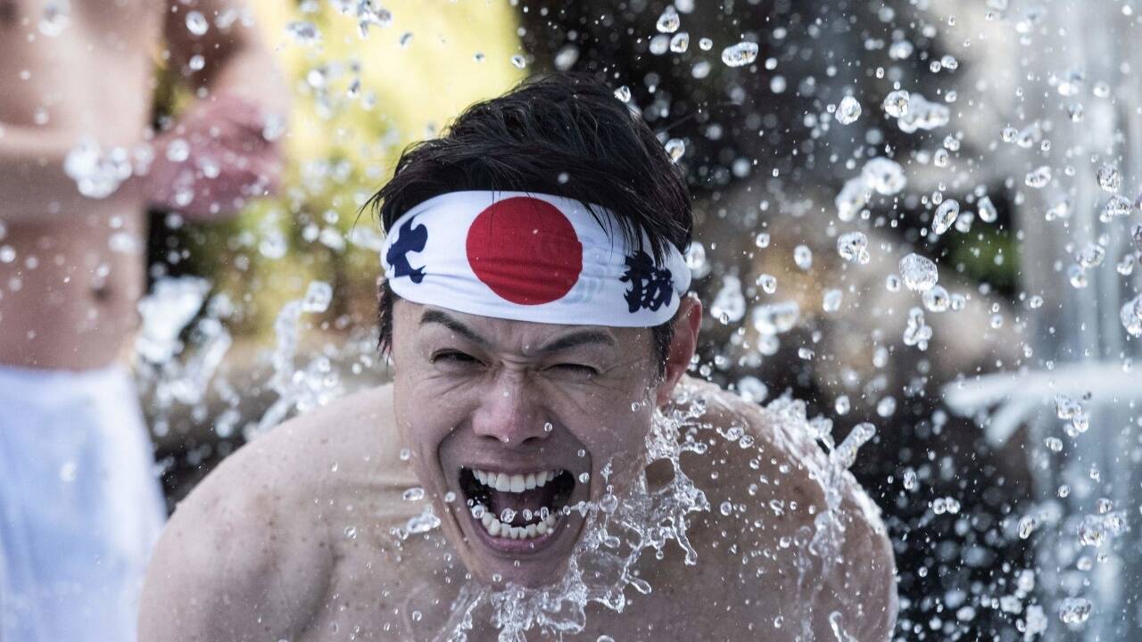 26. Jänner 2019: Ein Mann übeschüttet sich in Tokio mit Eiswasser. Das „Kanda Myojin“-Ritual soll die Seele reinigen.  
