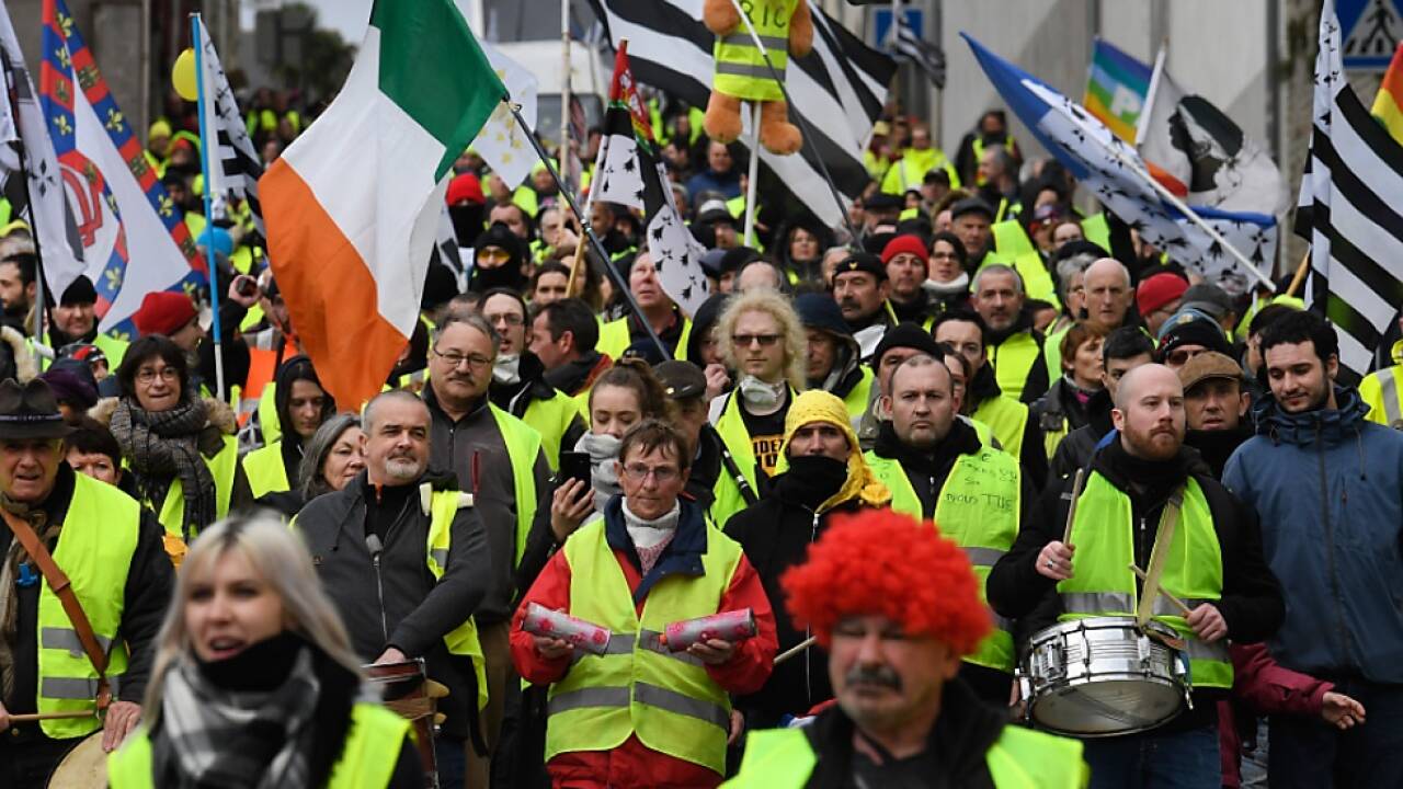 Erstmals wird gegen die 'Gelbwesten' demonstriert 