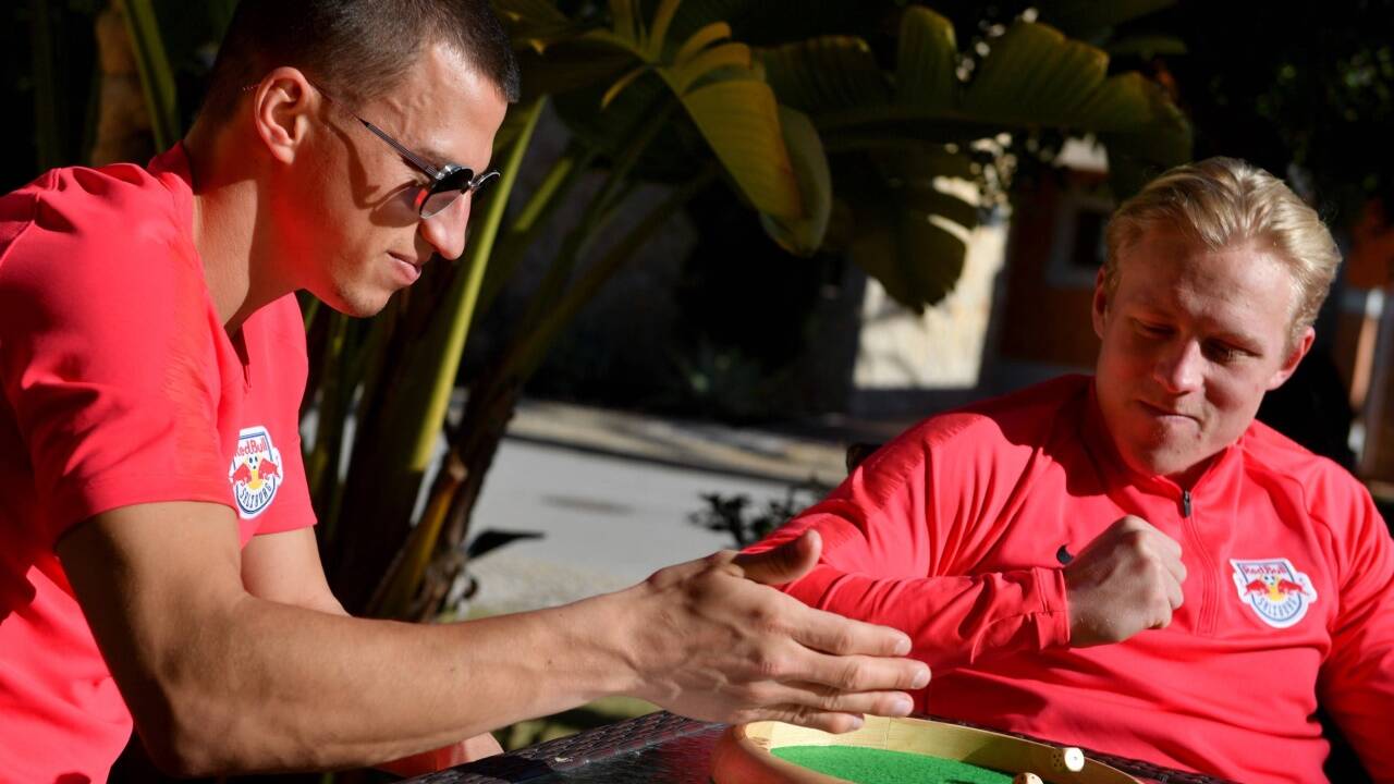 Xaver Schlager hat beim Würfeln gegen Kumpel Stefan Lainer (l.) derzeit das glücklichere Händchen.  Xaver Schlager hat beim Würfeln gegen Kumpel Stefan Lainer (l.) derzeit das glücklichere Händchen.