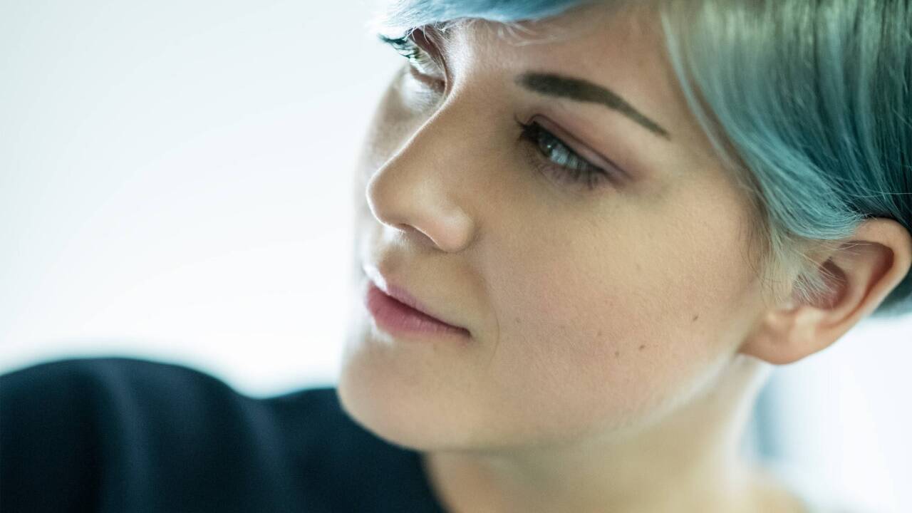 Paenda: Ihr Markenzeichen sind die blau gefärbten Haare.  