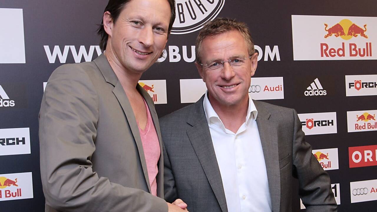 Bei der Präsentation in Salzburg 2012: Roger Schmidt mit dem damaligen Sportdirektor Ralf Rangnick.  Bei der Präsentation in Salzburg 2012: Roger Schmidt mit dem damaligen Sportdirektor Ralf Rangnick.