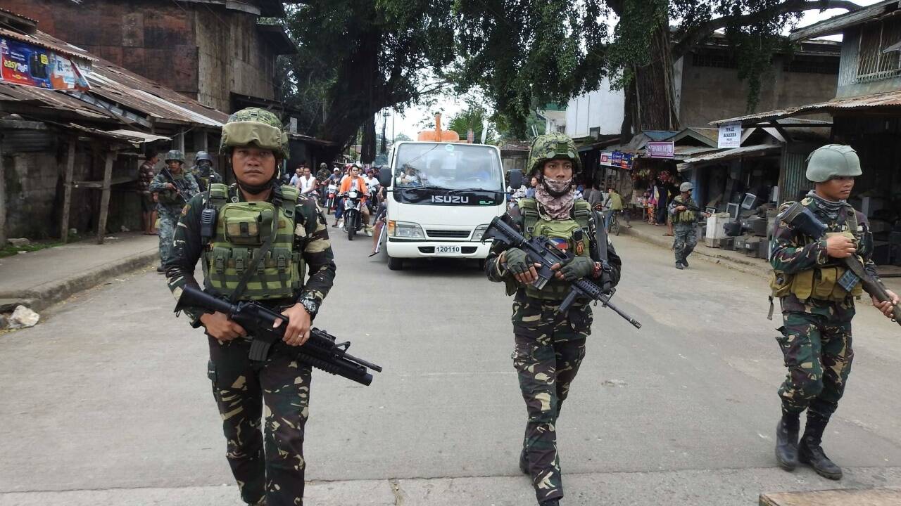 Trauerzug nach Attentat in Jolo: Philippinische Soldaten müssen für Sicherheit sorgen. Trauerzug nach Attentat in Jolo: Philippinische Soldaten müssen für Sicherheit sorgen.