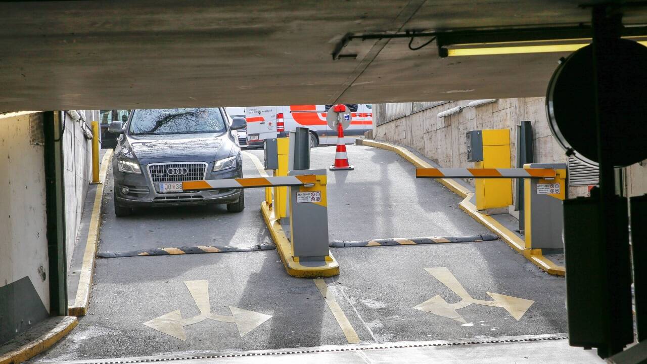 Als zu eng empfinden viele Autofahrer die Einfahrt in die Mirabellgarage. Als zu eng empfinden viele Autofahrer die Einfahrt in die Mirabellgarage.