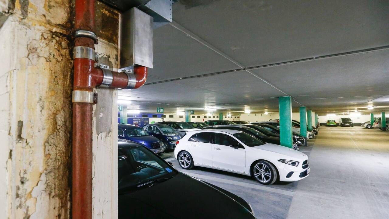 Ein alter, undichter Kanal an der Oberfläche sei für die feuchte Mauer verantwortlich, heißt es bei Contipark. Ein alter, undichter Kanal an der Oberfläche sei für die feuchte Mauer verantwortlich, heißt es bei Contipark.