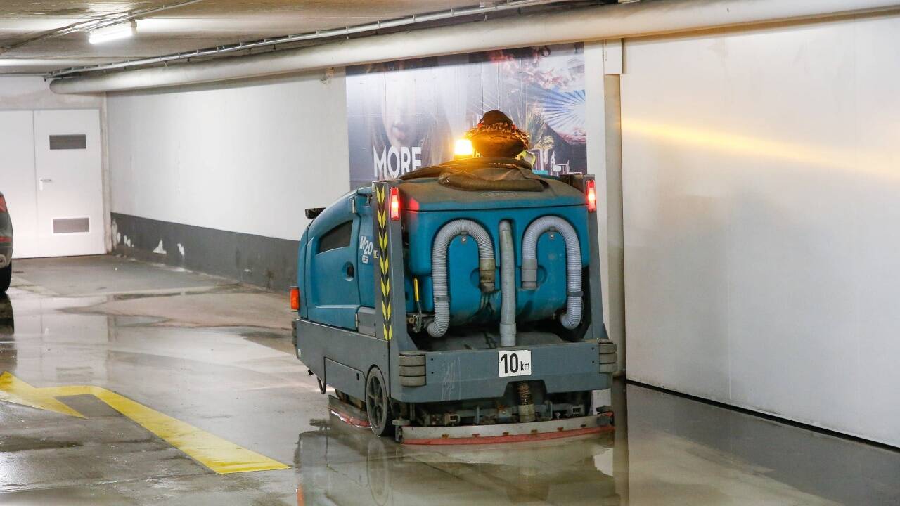 Saugwagen im Einsatz. Saugwagen im Einsatz.