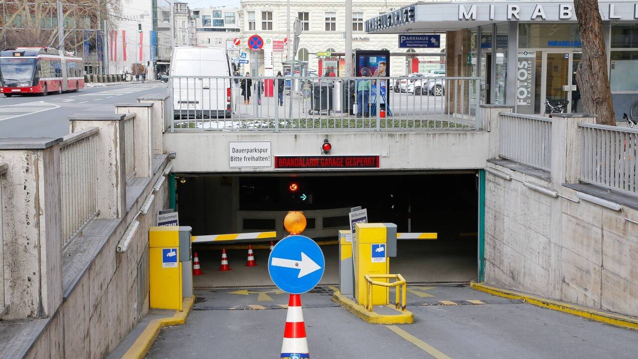 Einfahrt in die Garage. Einfahrt in die Garage.
