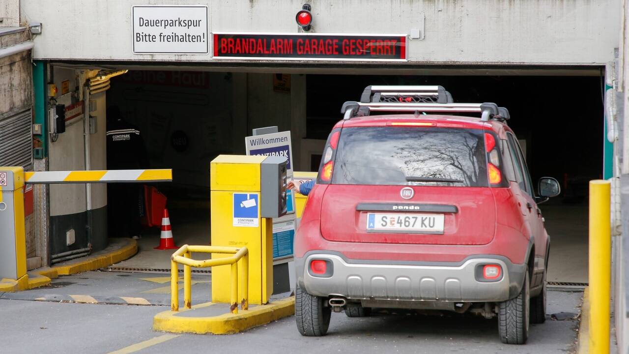 Einfahrt in die Garage. Einfahrt in die Garage.