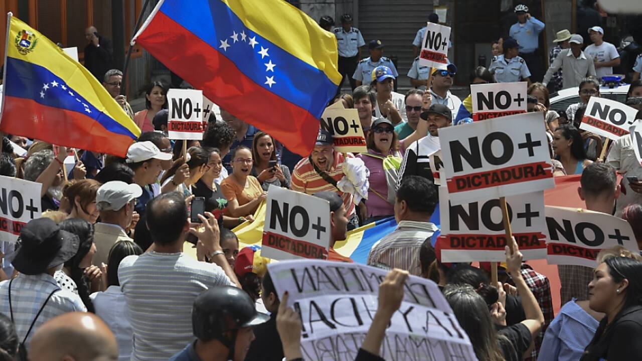 Auf den Straßen wurde gegen Präsident Maduro protestiert Auf den Straßen wurde gegen Präsident Maduro protestiert