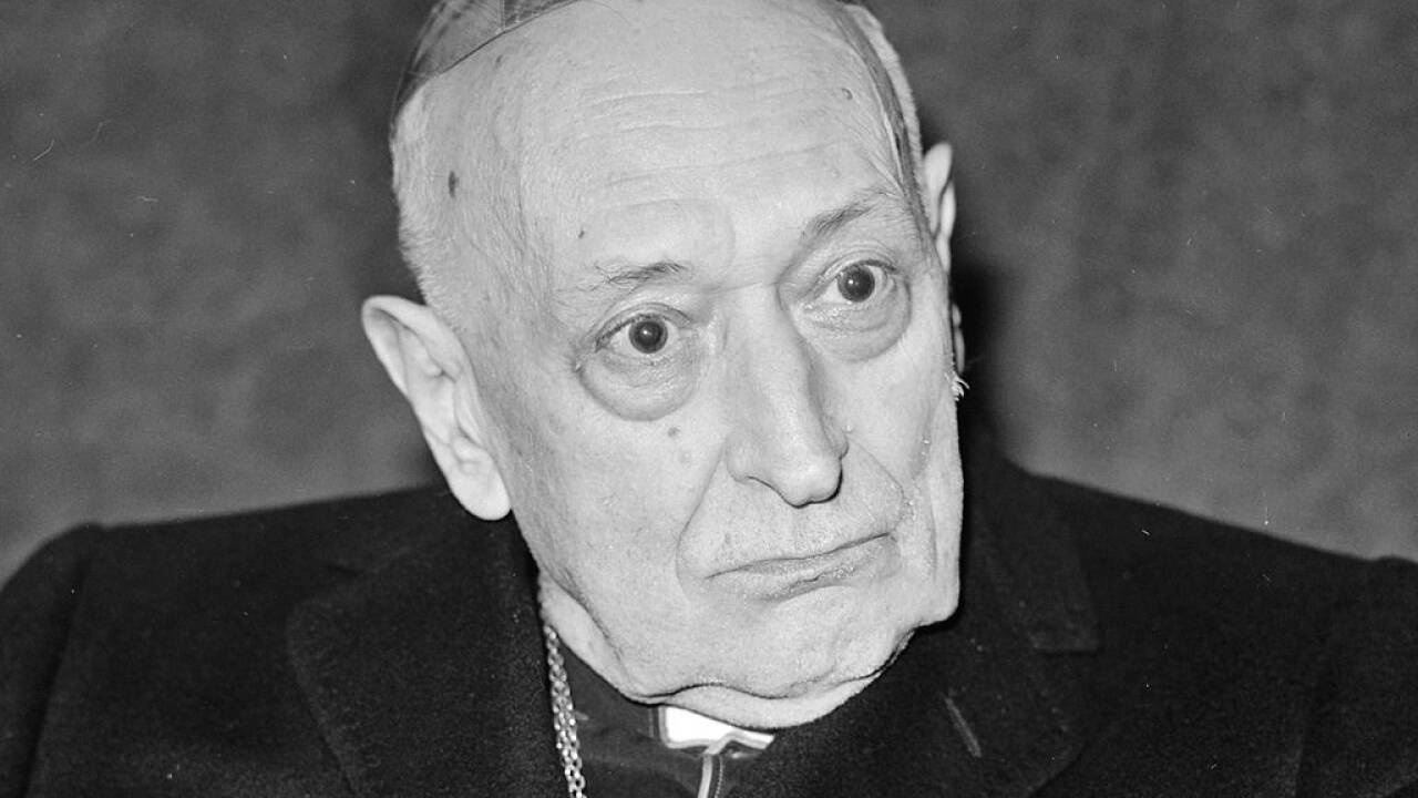1949: Wegen „konterrevolutionärer und kriegshetzerischer Betätigung unter dem Deckmantel der Religion“ und wegen „Devisenschieberei“ wird der Fürstprimas von Ungarn und Erzbischof von Esztergom, Kardinal József Mindszenty, nach einem fünftägigen Schauprozess vor dem Volksgerichtshof in Budapest zu lebenslanger Haft verurteilt. 1949: Wegen „konterrevolutionärer und kriegshetzerischer Betätigung unter dem Deckmantel der Religion“ und wegen „Devisenschieberei“ wird der Fürstprimas von Ungarn und Erzbischof von Esztergom, Kardinal József Mindszenty, nach einem fünftägigen Schauprozess vor dem Volksgerichtshof in Budapest zu lebenslanger Haft verurteilt.