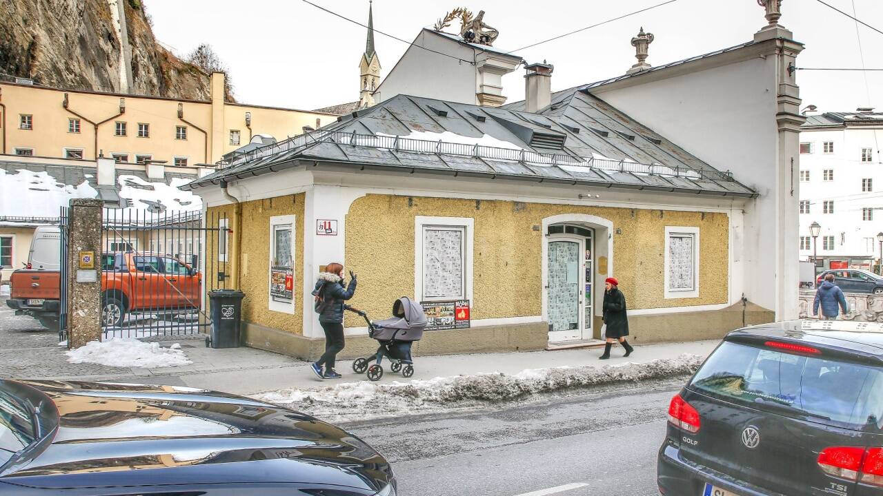 Verklebte Scheiben, verschlossene Tür: Das Café Niemetz hat zugesperrt.  