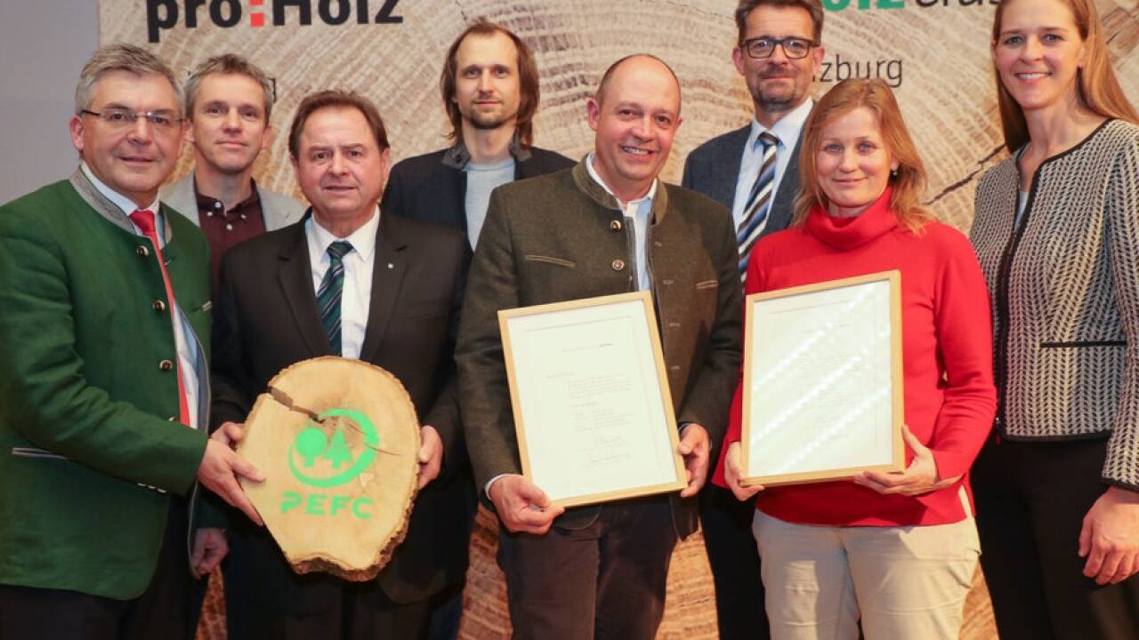 Bei der Ehrung dabei: Landesrat Josef Schwaiger, Rudolf Rosenstatter (Obmann proHolz), Dir. Georg Springl, LSI Christoph Faistauer und LR Andrea Klambauer. 