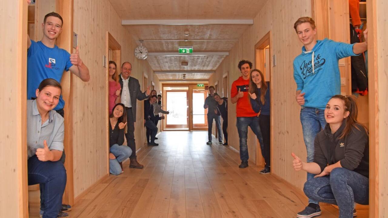 Das Internat der Fachschule Winklhof erhielt den Holzbaupreis. Im Bild Direktor Georg Springl mit Schülerinnen und Schülern. 