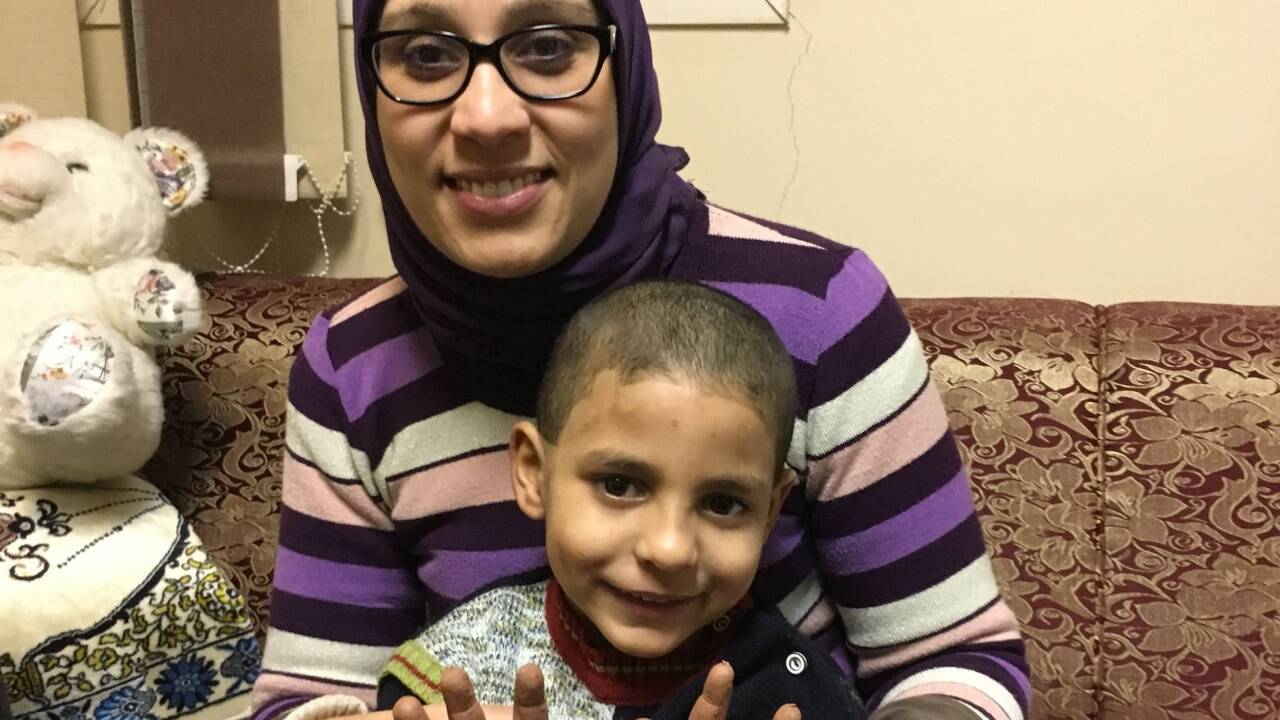 Sie ist die gefragteste Person in der Notunterkunft der Caritas: Heba Yakout, Psychologin. Ihr fliegen die Herzen zu. Wie das des jüngsten Bewohners. Karim ist nur fünf Jahre alt. Sie ist die gefragteste Person in der Notunterkunft der Caritas: Heba Yakout, Psychologin. Ihr fliegen die Herzen zu. Wie das des jüngsten Bewohners. Karim ist nur fünf Jahre alt.