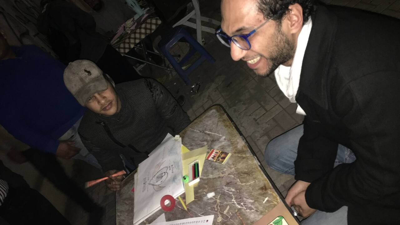 Mohamad mit einem Streetworker der Caritas. Der Bus bringt Beständigkeit und einiges, das zum Überleben wichtig ist. Mohamad mit einem Streetworker der Caritas. Der Bus bringt Beständigkeit und einiges, das zum Überleben wichtig ist.