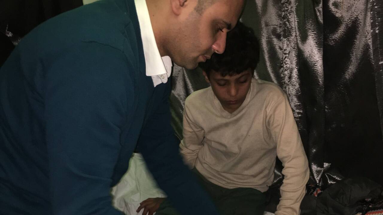 Ahmad El-Kord ist Arzt und arbeitet für die Caritas. Hier versorgt er einen Burschen, der behauptet, 16 zu sein. Der Teenager scheint unter Drogeneinfluss zu stehen, als El-Kord eine Wunde versorgt. Viele Straßenkinder betäumen Schmerzen mit Suchtmitteln – auch seelische. Ahmad El-Kord ist Arzt und arbeitet für die Caritas. Hier versorgt er einen Burschen, der behauptet, 16 zu sein. Der Teenager scheint unter Drogeneinfluss zu stehen, als El-Kord eine Wunde versorgt. Viele Straßenkinder betäumen Schmerzen mit Suchtmitteln – auch seelische.