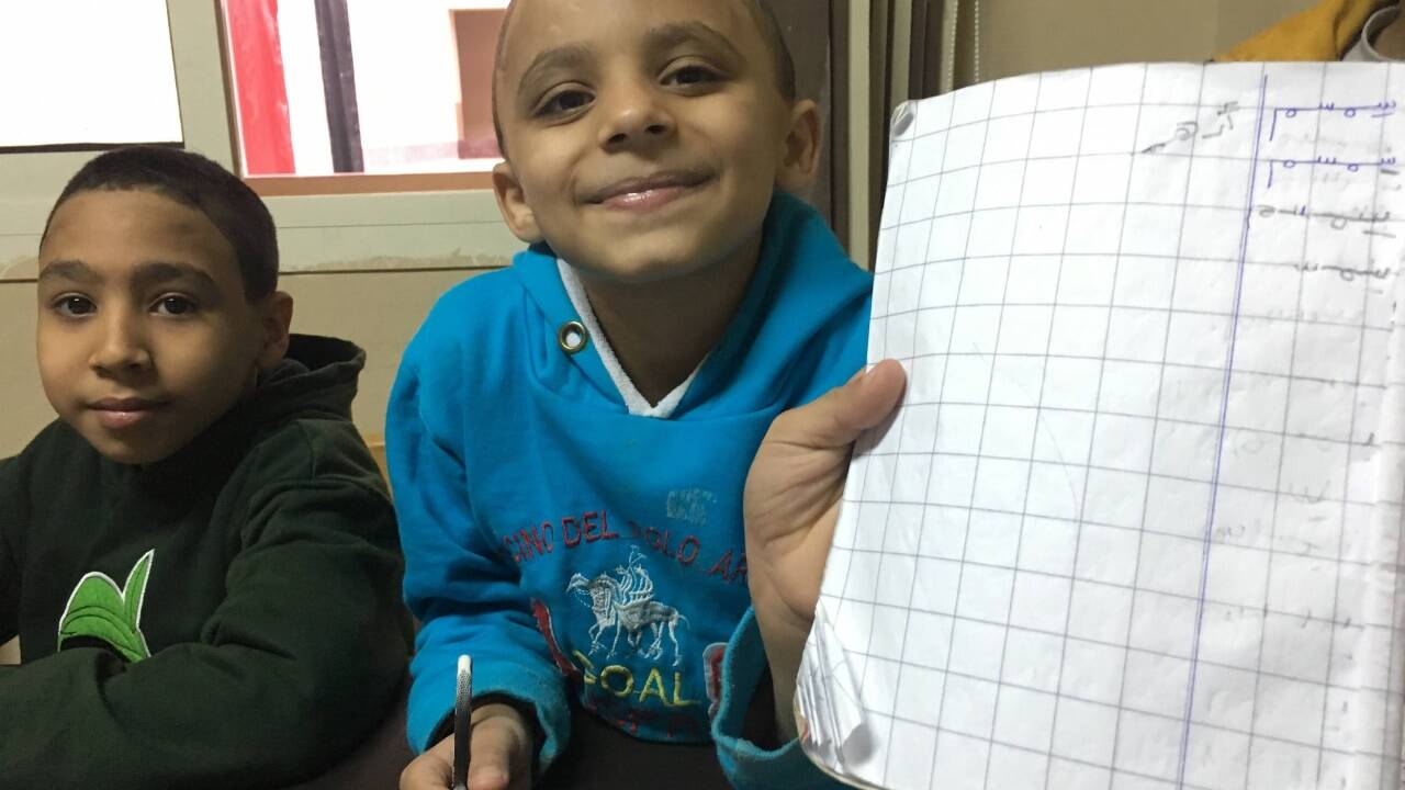 Im „Boy’s Shelter“ wird gespielt und gelernt. Dieser junge Mann zeigt stolz, was er in sein Heft geschrieben hat. Im „Boy’s Shelter“ wird gespielt und gelernt. Dieser junge Mann zeigt stolz, was er in sein Heft geschrieben hat.