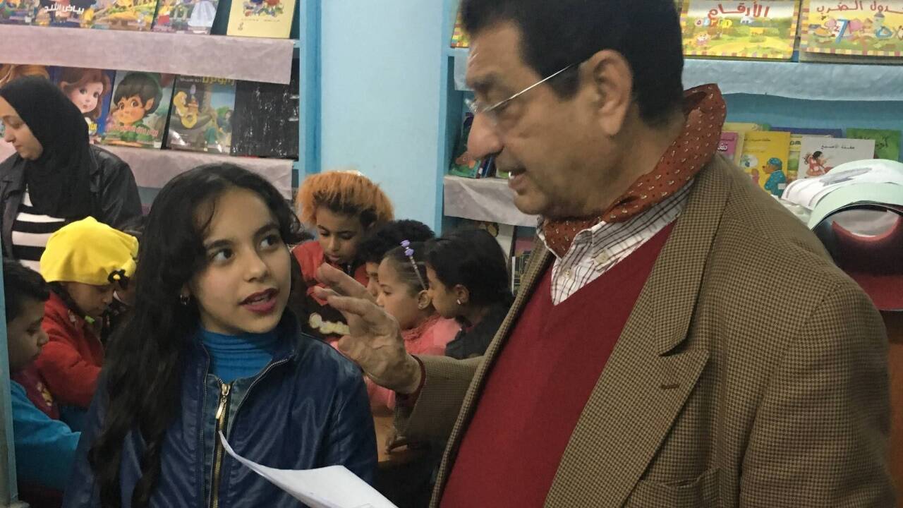 Monsieur Magdy (r.) ist stellvertretender Leiter der Caritas Kairo. Er stellt Kinder und ihre Schicksale in der Schule vor. Monsieur Magdy (r.) ist stellvertretender Leiter der Caritas Kairo. Er stellt Kinder und ihre Schicksale in der Schule vor.