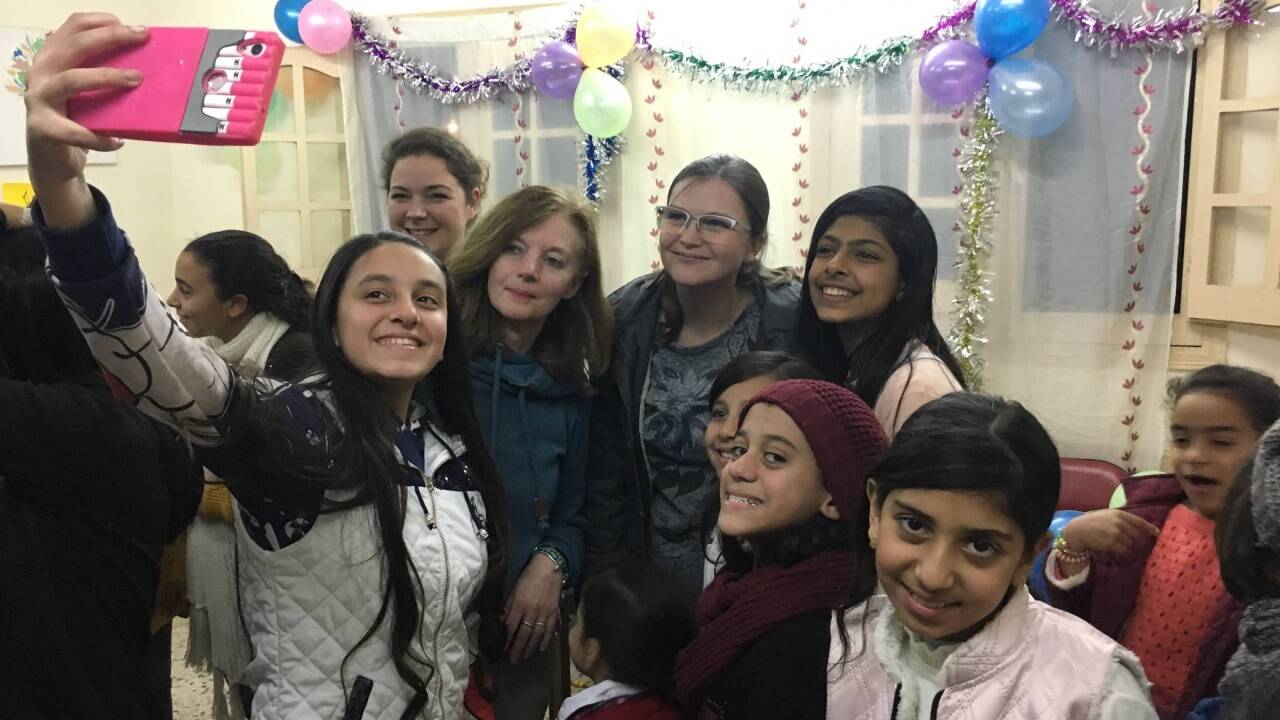 Die Caritas-Mitarbeiterinnen aus Salzburg, Claudia Prantl und Vera Eibl, werden geherzt und fotografiert. Die Caritas-Mitarbeiterinnen aus Salzburg, Claudia Prantl und Vera Eibl, werden geherzt und fotografiert.