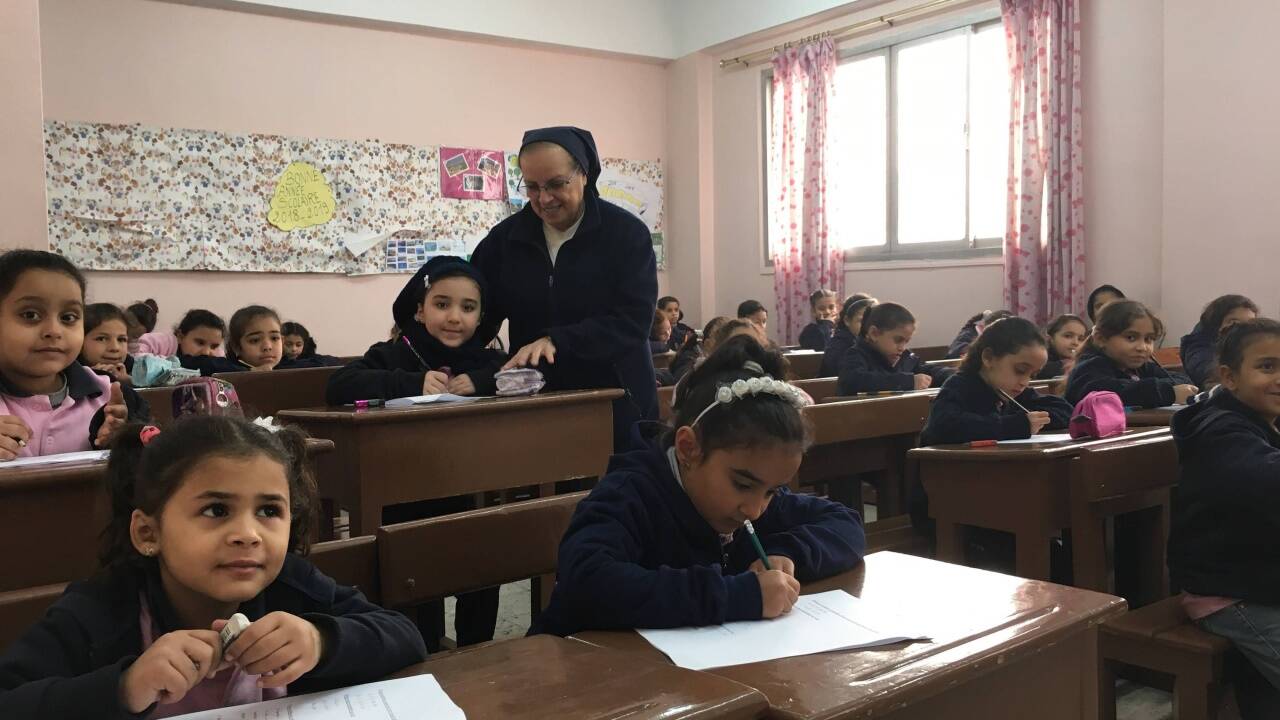 In dieser Schule der Barmherzigen Schwestern in Kairo unterstützt die Caritas Mädchen aus dem Slum und von der Straße, damit sie im Leben vorankommen. In dieser Schule der Barmherzigen Schwestern in Kairo unterstützt die Caritas Mädchen aus dem Slum und von der Straße, damit sie im Leben vorankommen.