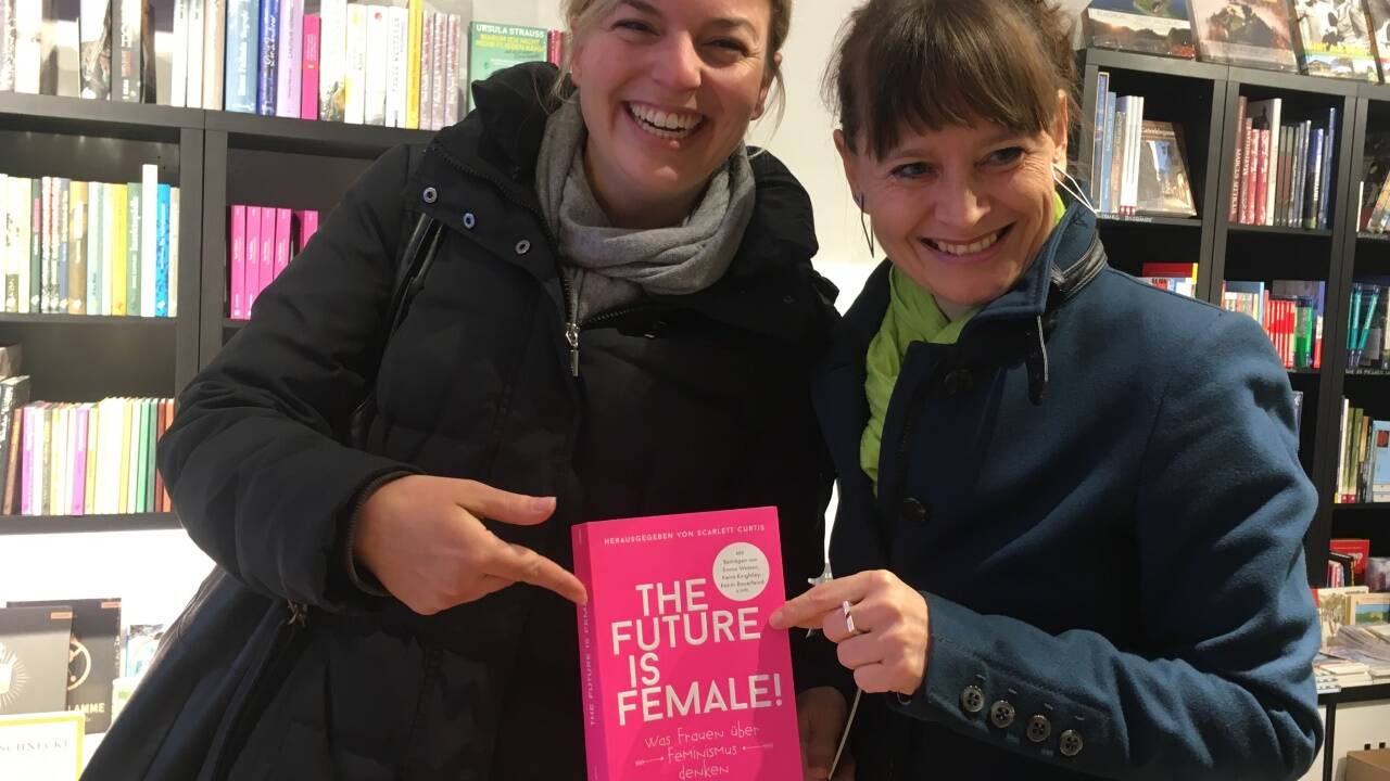 Berthold mit der bayerischen Grünen Katharina Schulze. Die beiden Politikerinnen auf Wahlkampftour im Kaiviertel. Berthold mit der bayerischen Grünen Katharina Schulze. Die beiden Politikerinnen auf Wahlkampftour im Kaiviertel.