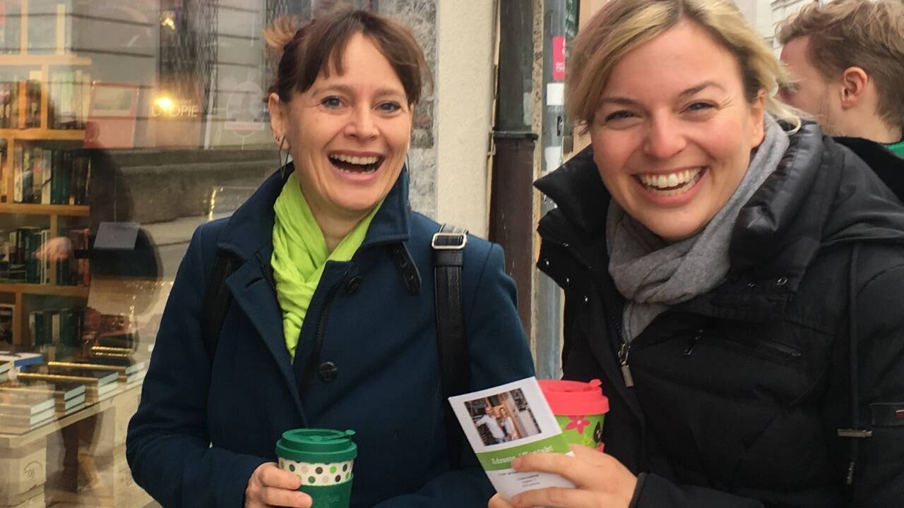 Berthold mit der bayerischen Grünen Katharina Schulze. Die beiden Politikerinnen auf Wahlkampftour im Kaiviertel. Berthold mit der bayerischen Grünen Katharina Schulze. Die beiden Politikerinnen auf Wahlkampftour im Kaiviertel.