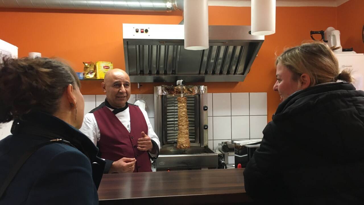 Die Politik muss auch zum Kebapstand, wenn sie nahe bei den Bürgern sein will. Die Politik muss auch zum Kebapstand, wenn sie nahe bei den Bürgern sein will.