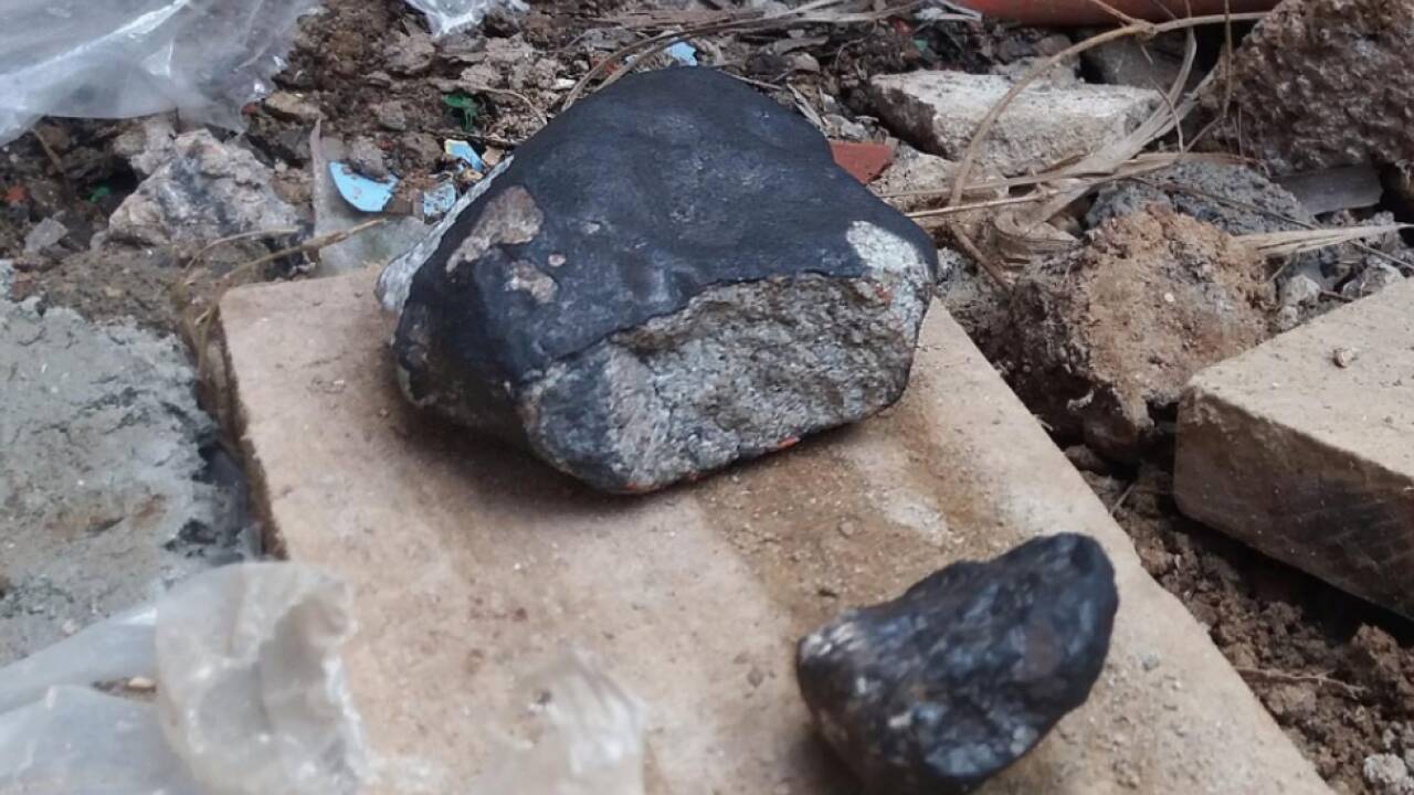 Der Meteorit zerbrach beim Eintritt in die Erdatmosphäre  Der Meteorit zerbrach beim Eintritt in die Erdatmosphäre