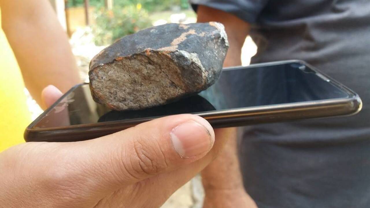 Der Meteorit zerbrach beim Eintritt in die Erdatmosphäre  Der Meteorit zerbrach beim Eintritt in die Erdatmosphäre