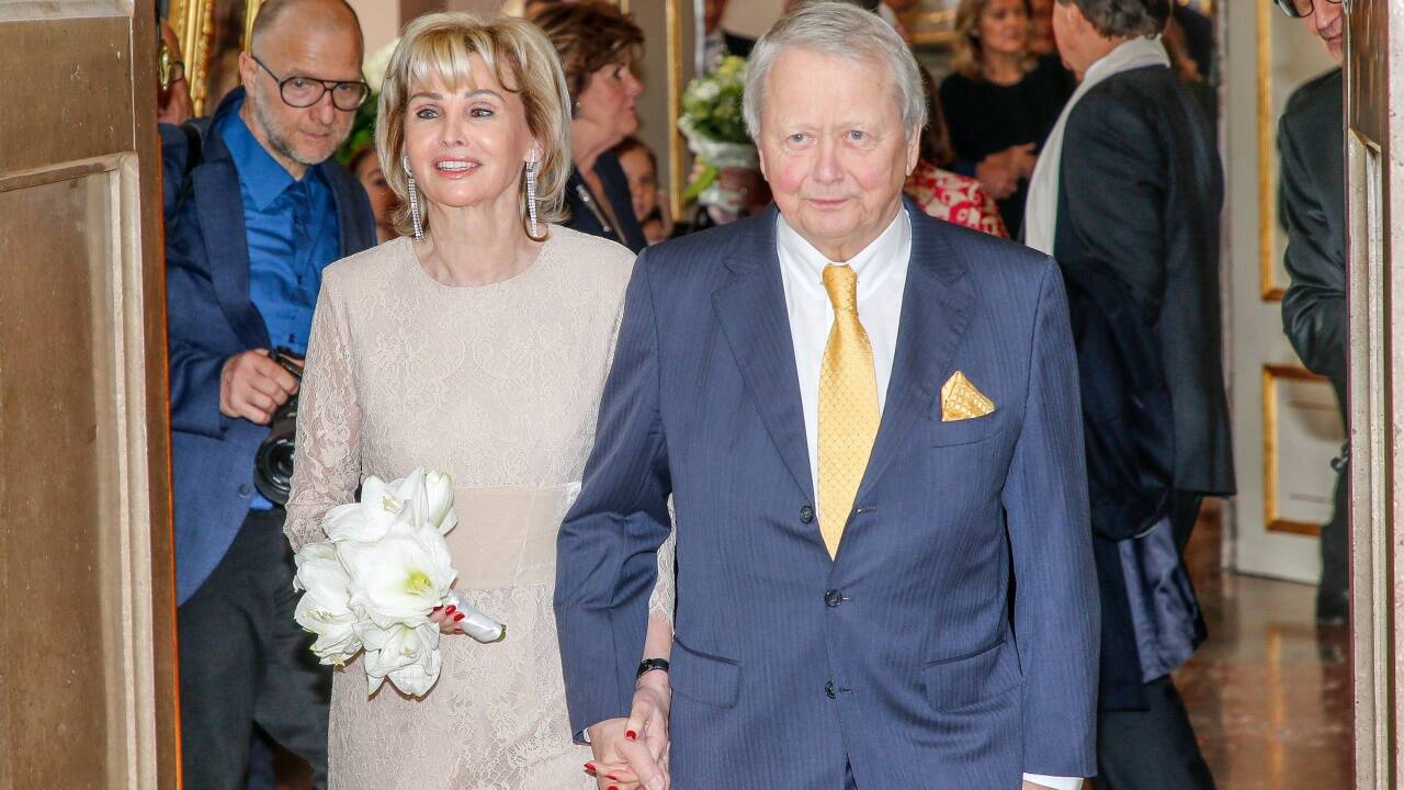 Frisch vermählt: Claudia und Wolfgang Porsche kommen nach der Trauung aus dem Marmorsaal.  Frisch vermählt: Claudia und Wolfgang Porsche kommen nach der Trauung aus dem Marmorsaal.