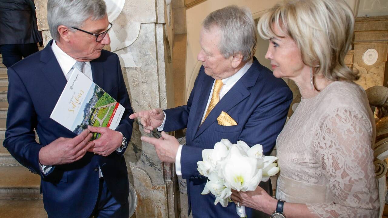 Bürgermeister Harald Preuner traute das Paar.  Bürgermeister Harald Preuner traute das Paar.