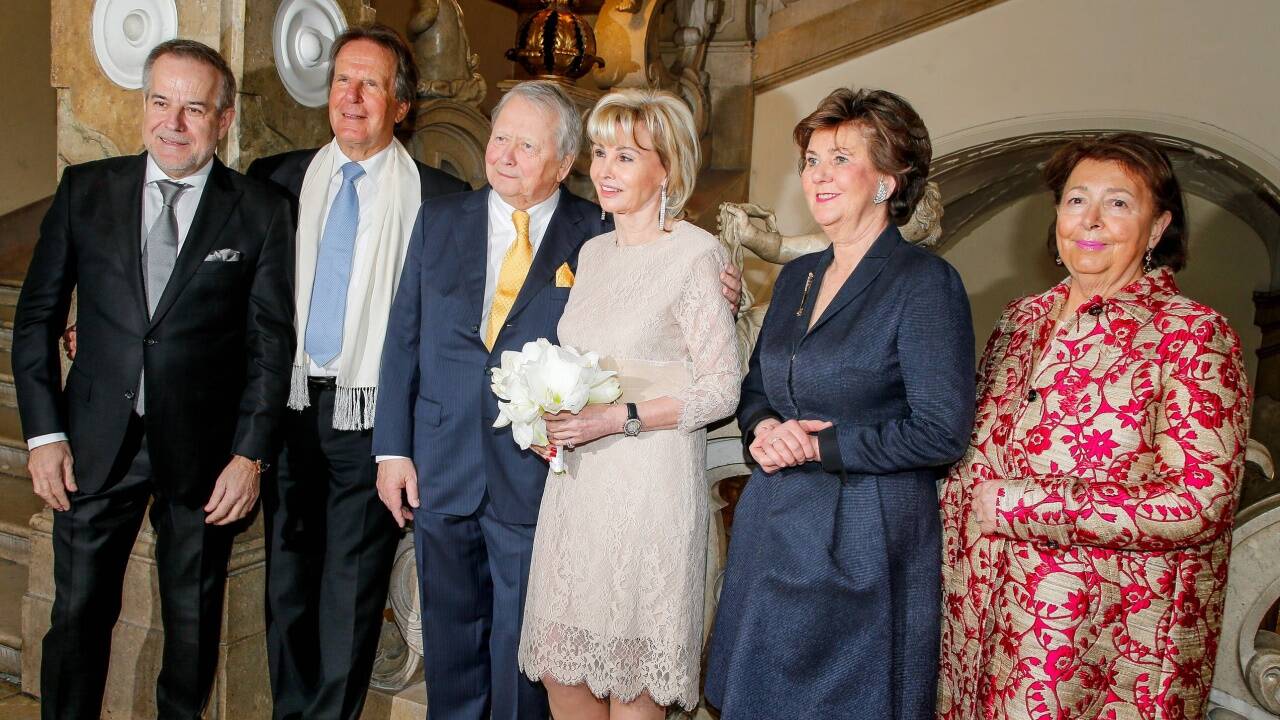 Gruppenbild mit Trauzeugen: Siegfried Wolf, Volker Schmid, das Brautpaar, Helga Rabl-Stadler und Kirsten Mangold.  Gruppenbild mit Trauzeugen: Siegfried Wolf, Volker Schmid, das Brautpaar, Helga Rabl-Stadler und Kirsten Mangold.