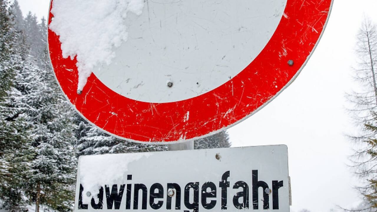 Die Freunde des Verschütteten bargen ihn aus dem Schnee Die Freunde des Verschütteten bargen ihn aus dem Schnee