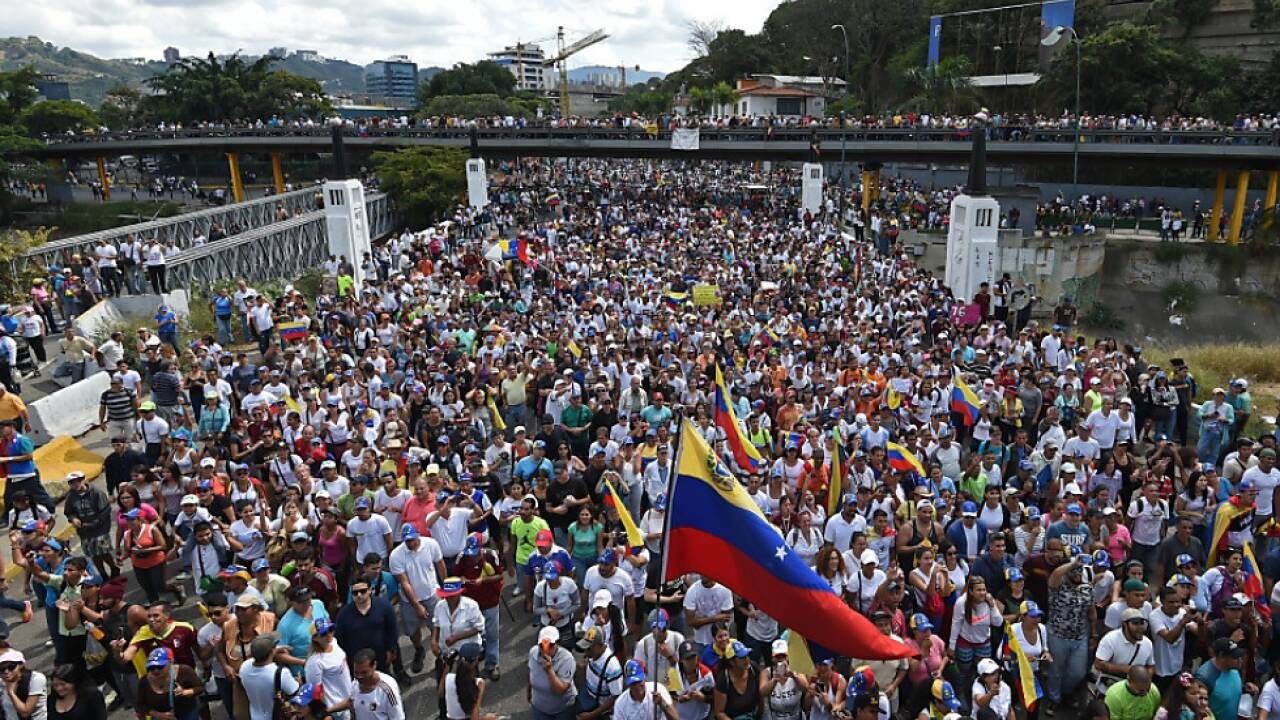 Venezuelas Opposition bei einem Protestmarsch in Caracas  Venezuelas Opposition bei einem Protestmarsch in Caracas