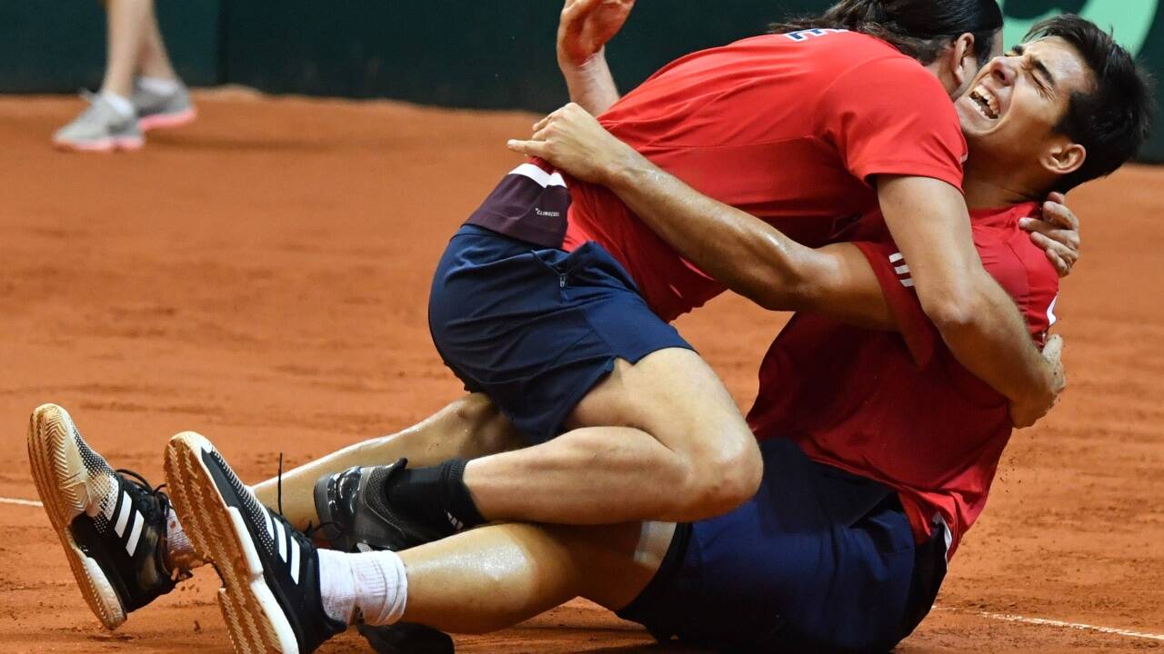 Kapitän Nicolas Massu (CHL) jubelt mit Christian Garin (CHL) nach dem Sieg beim Tennis Davis-Cup Österreich gegen Chile 