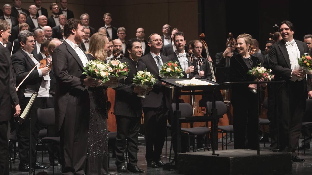 Dirigent (links) und Chorleiter freuen sich über den Beifall.  