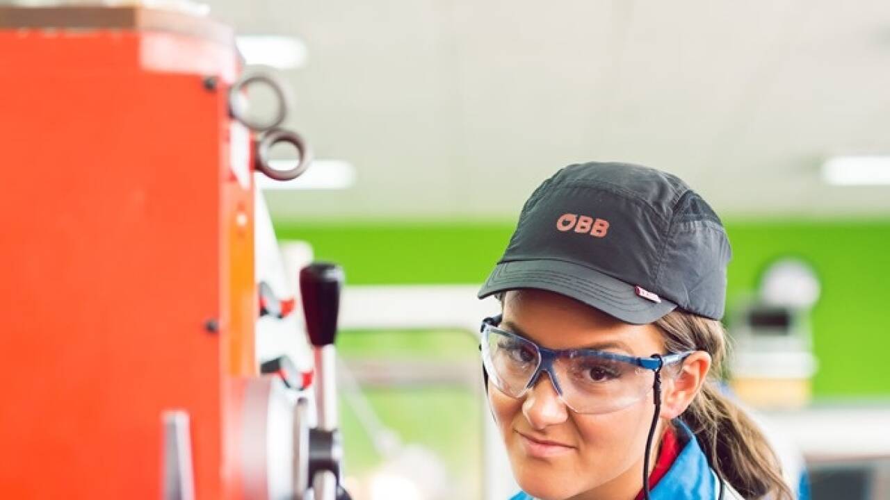 Maschinenbautechnik ist einer von mehreren angebotenen Lehrberufen. 