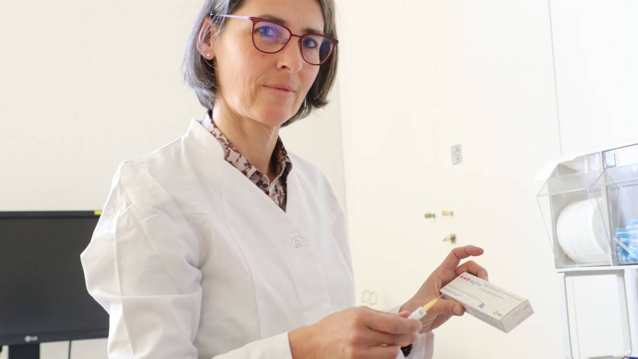 Sanitätsdirektorin Petra Juhasz mit dem Masernimpfstoff. 