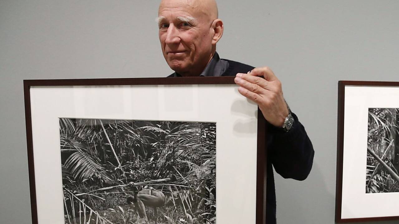 Salgado mit einem seiner Werke. 
