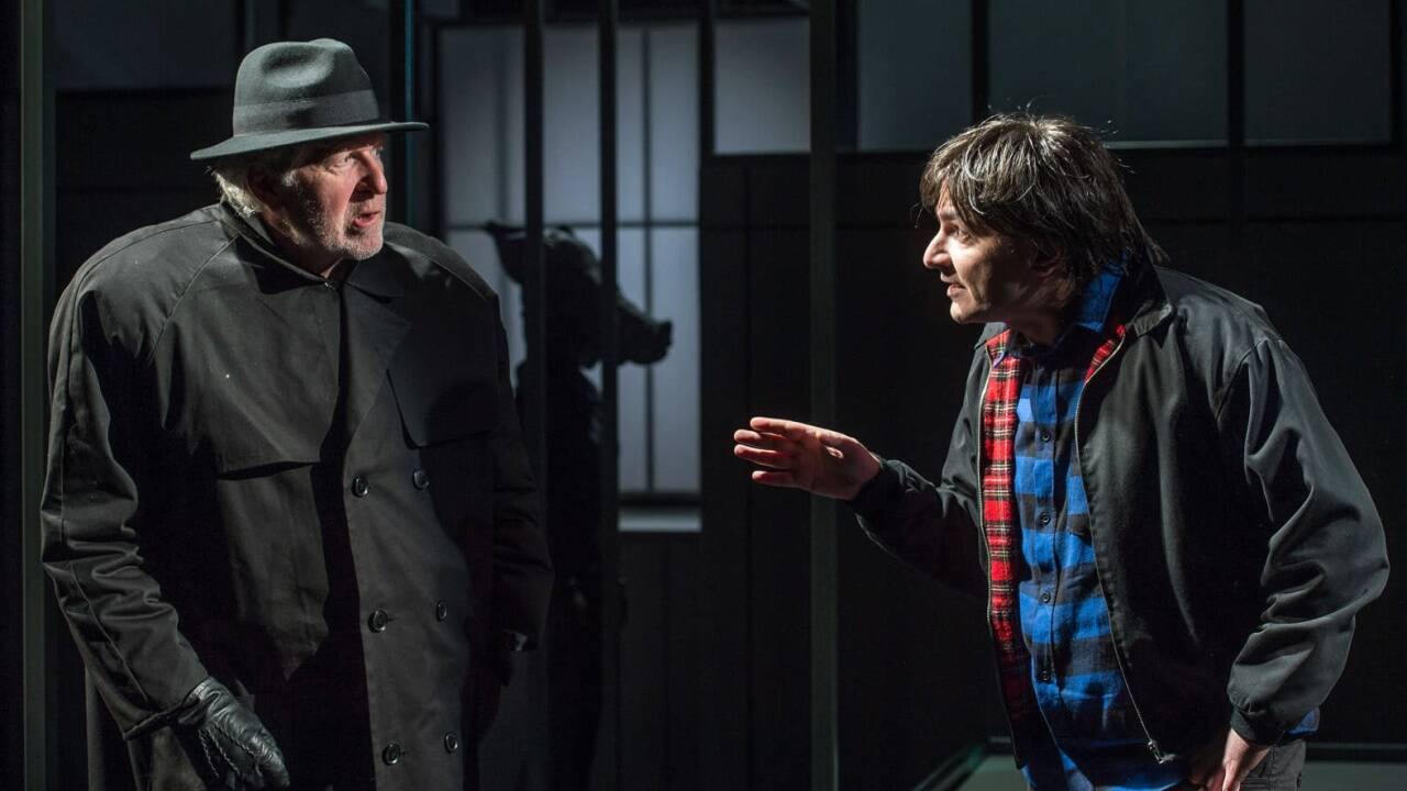 „Die Hauptstadt“ von Robert Menasse im Schauspielhaus Salzburg. V. l. n. r.: Harald Fröhlich (Kommissar Emile Brunfaut), Bülent Özdil (Philippe Gaultier). 