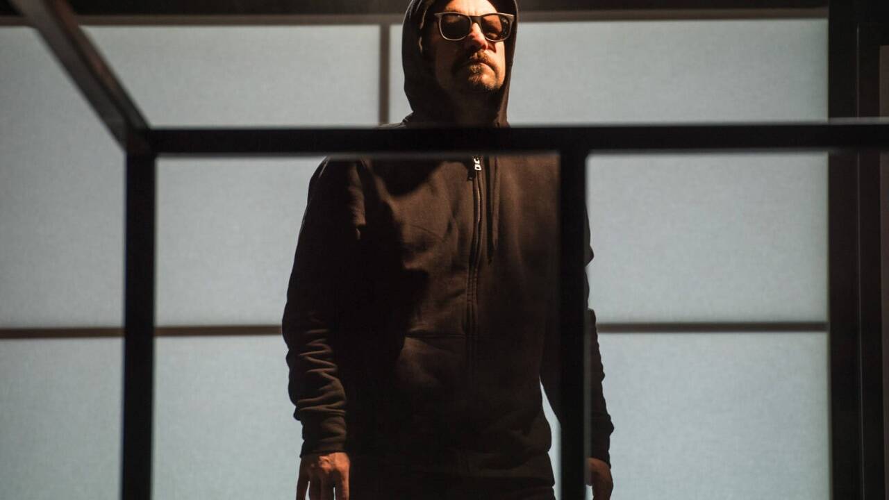 „Die Hauptstadt“ von Robert Menasse im Schauspielhaus Salzburg mit Simon Jaritz (Matek). 