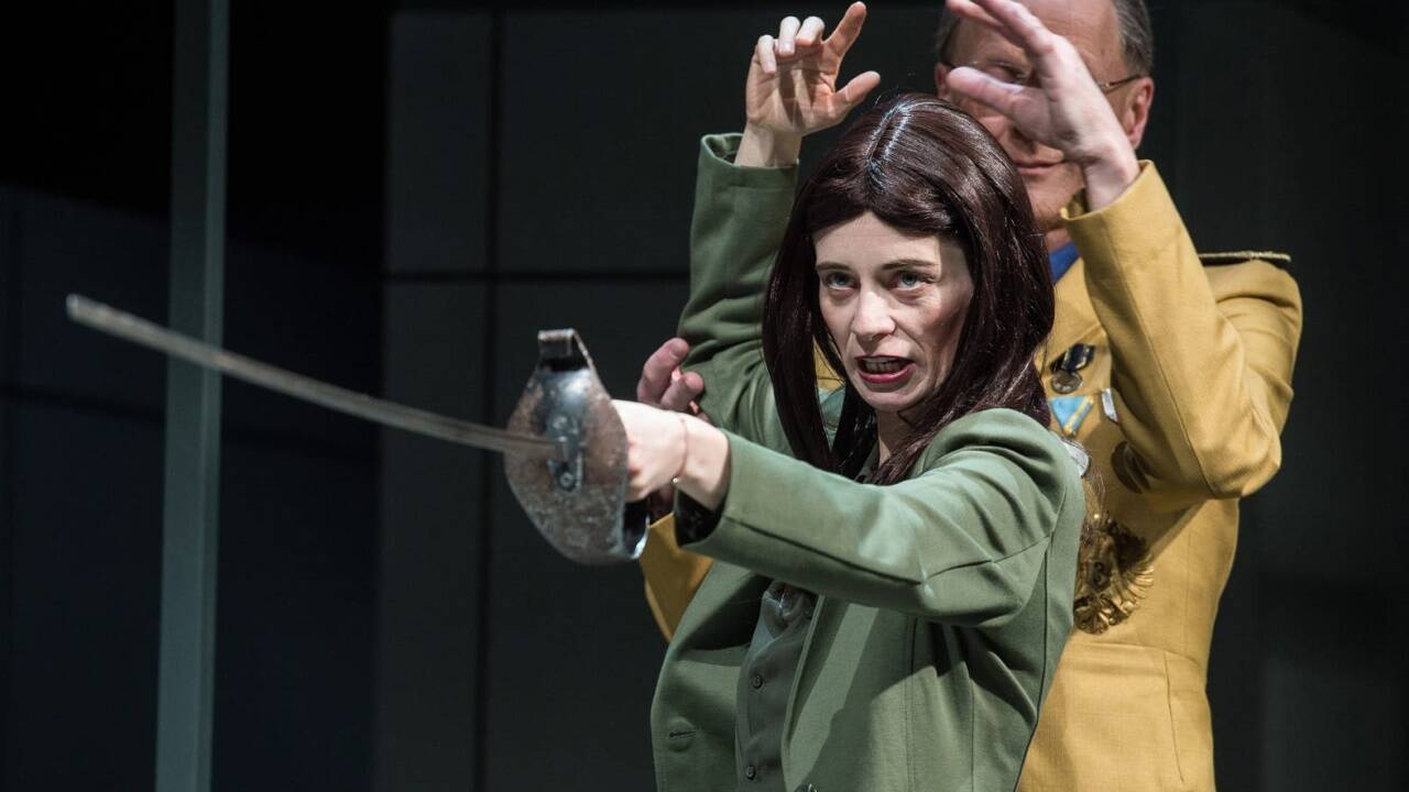 „Die Hauptstadt“ von Robert Menasse im Schauspielhaus Salzburg. Christiane Warnecke (Fenia Xenopoulou). 