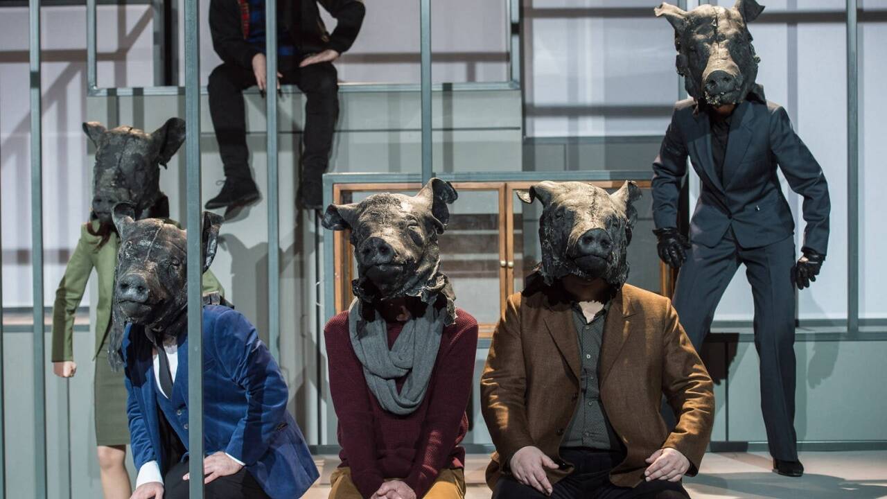 „Die Hauptstadt“ von Robert Menasse im Schauspielhaus Salzburg. (Schweinechor) 