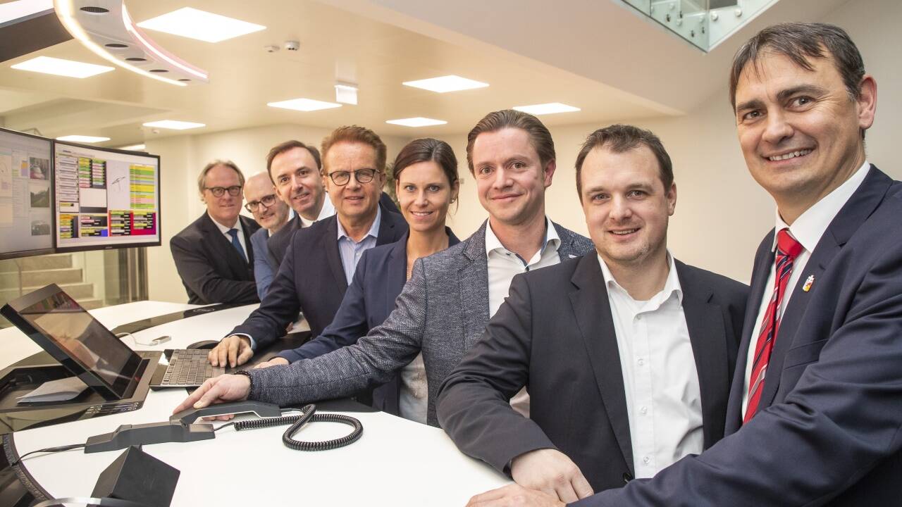 Sie setzen auf das „Silicon Valley Pongau“ (von rechts): Ludwig Gold, Martin Klässner, Christian Kappacher, Christina König, Harald Ronacher (Seebrunner Kreis), Peter Gasperlmair, Hansjörg Weitgasser und FH-Rektor Gerhard Blechinger. 