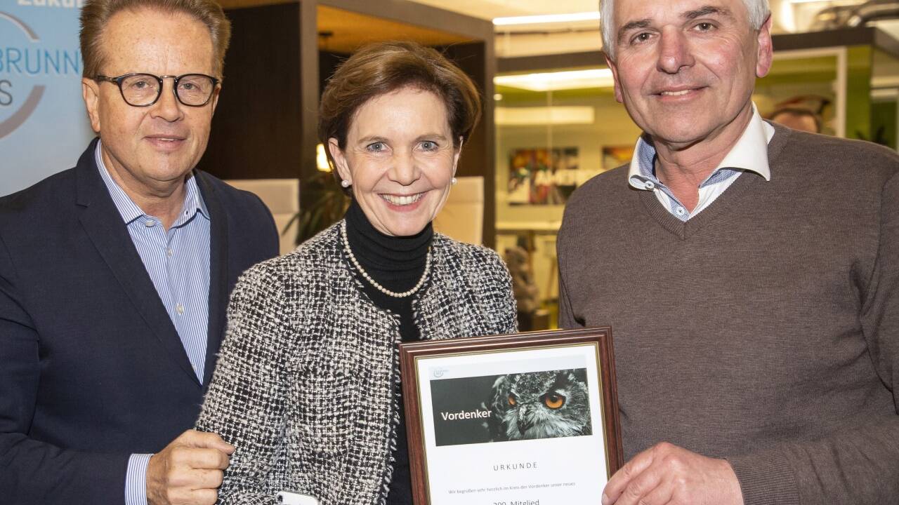 Der Kurator des Seebrunner Kreises, Harald Ronacher, überreichte gemeinsam mit Landtagspräsidentin Brigitta Pallauf dem 200. Mitglied, Karl Graggaber, eine Urkunde. 