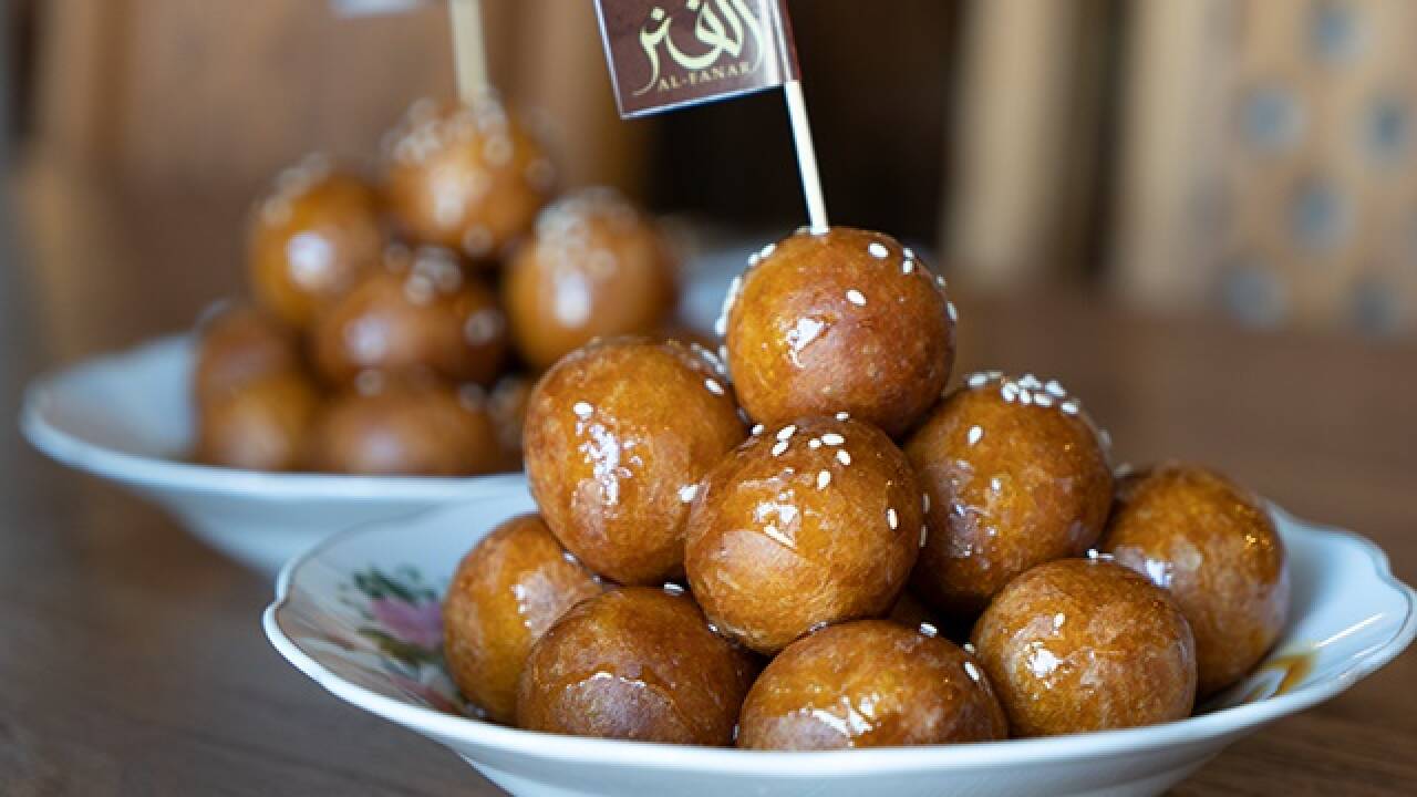 Luqaimat – frittierte Teigbällchen: das beliebte Dessert der Wüstenprinzen 