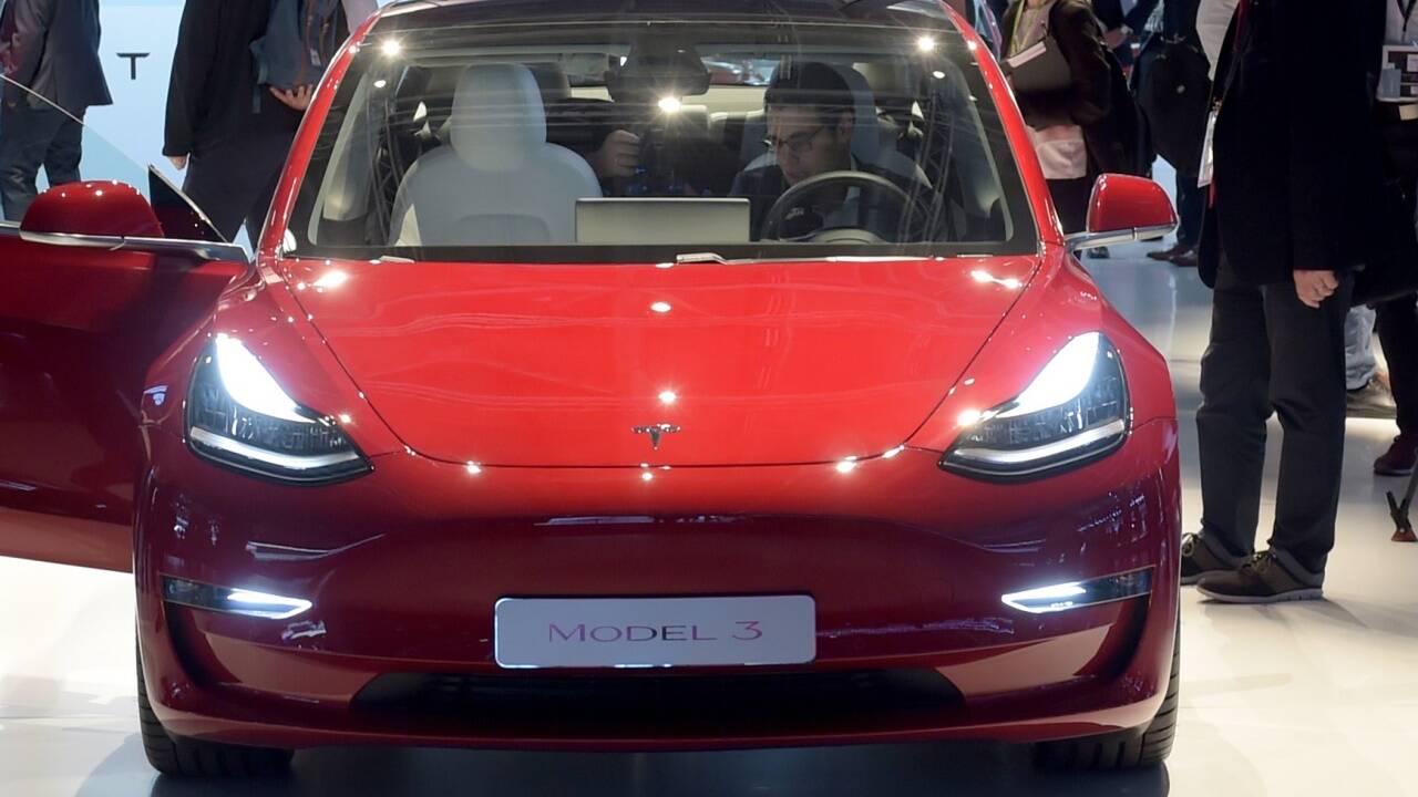 Lange erwartet, jetzt auf dem Markt: Das Model 3 von Tesla (hier auf dem Automobilsalon in Paris im Oktober 2018).  Lange erwartet, jetzt auf dem Markt: Das Model 3 von Tesla (hier auf dem Automobilsalon in Paris im Oktober 2018).