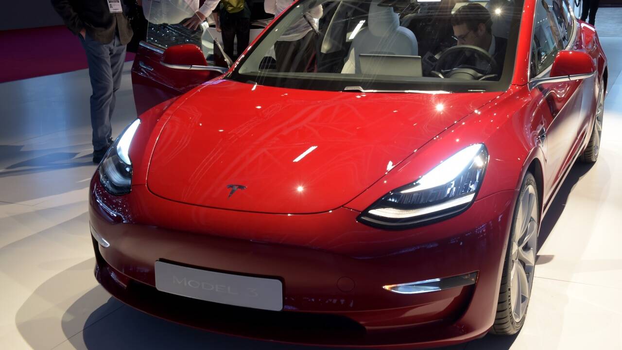 Lange erwartet, jetzt auf dem Markt: Das Model 3 von Tesla (hier auf dem Automobilsalon in Paris im Oktober 2018).  Lange erwartet, jetzt auf dem Markt: Das Model 3 von Tesla (hier auf dem Automobilsalon in Paris im Oktober 2018).