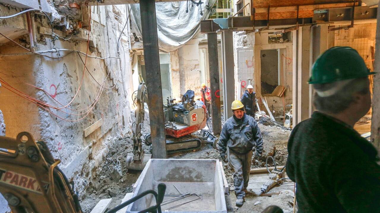 Noch gleicht das Innenleben einer Steinwüste: Doch schon im Juni soll sich das Luxushotel an der Getreidegasse im neuen Glanz präsentieren. 